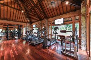 波拉波拉Le Bora Bora by Pearl Resorts的健身房设有跑步机,健身房提供健身自行车