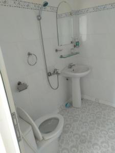 Phú QuýKhách Sạn An Bình Đảo Phú Quý的白色的浴室设有卫生间和水槽。