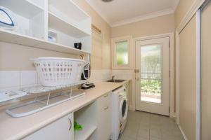 伊丘卡Wandew - Echuca Holiday Homes的厨房配有水槽和洗衣机