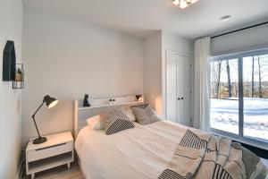 Chalet Serenity - Mont Tremblant Ski - Spa Sauna Wifi TV Privet Chic Modern House客房内的一张或多张床位