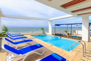卡塔赫纳海滨夏日酒店的一个带躺椅的游泳池和海洋