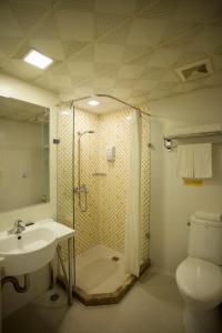 西安如家快捷酒店西安太华南路大明宫遗址公园店的带淋浴、盥洗盆和卫生间的浴室