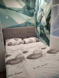 比耶利纳Apartman Lana的一间卧室配有一张壁画床