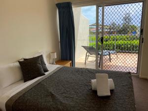 库鲁姆海滩永恒夏日度假酒店的一间带大床的卧室和一个阳台