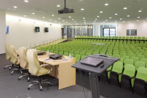 阿德勒Delta Sirius的一间空的会议室,配有绿色的椅子和桌子