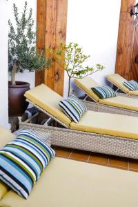 阿雷西费El Charco Suites的庭院里一排带枕头的长椅
