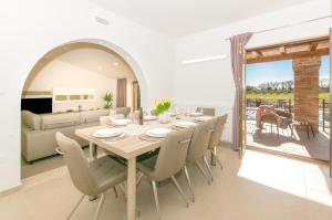 罗波里卡Relaxing pool villa Mattuzzi in Loborika的白色的用餐室配有桌椅