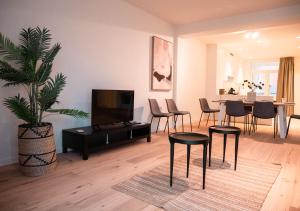 安特卫普Smartflats - Antwerp View的客厅配有电视和桌椅