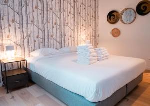 安特卫普Smartflats - Antwerp View的一间卧室配有带毛巾的床