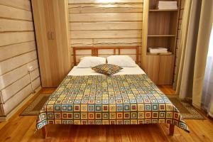 曼哲罗克Altay Park Hotel Podgoritsa的一间卧室配有床,床上装有被子