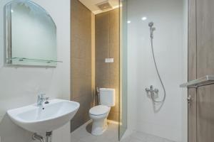 井里汶RedDoorz Plus @ Cirebon City Center的一间带水槽、卫生间和淋浴的浴室