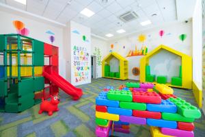 阿德勒Omega Sirius的儿童游戏室,配有滑梯和游戏设备