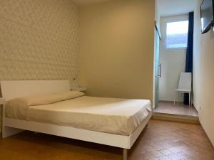 圣温琴佐Acquaviva Experience B&B的一间小卧室,配有床和窗户