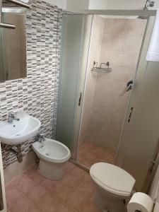 圣温琴佐Acquaviva Experience B&B的带淋浴、卫生间和盥洗盆的浴室