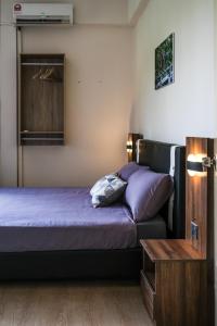 哥打京那巴鲁斯代普因山林小屋的一间卧室设有两张床、一张桌子和一个窗口