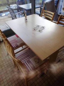 WaulsortChalet village vacances的餐厅里一张带椅子的木桌