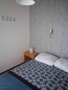 WaulsortChalet village vacances的一间卧室配有一张带蓝白色毯子的床