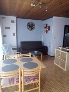 WaulsortChalet village vacances的客厅配有桌椅和沙发