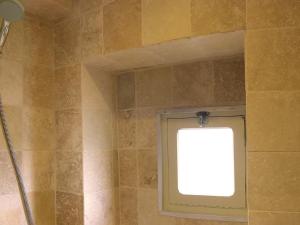 贝纳克和卡泽纳克Maison O'Galop的浴室设有淋浴间和窗户