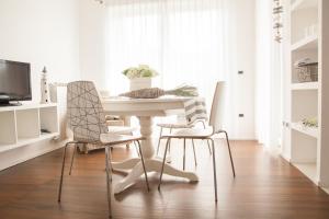 卡奥莱La Casa di Giò的一间配备有白色桌椅的用餐室