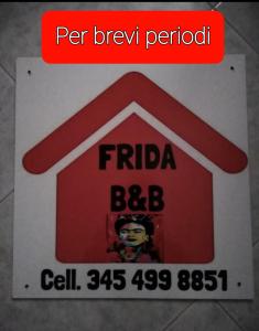 马萨夫拉FRIDA B&B的带有房屋照片的冰箱标志