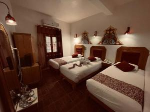 卢克索卢克索娜芙蒂蒂酒店的一间酒店客房,房间内设有两张床