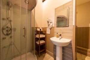 沃顿安德埃奇天鹅酒店的一间带水槽和淋浴的浴室