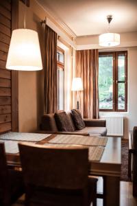 易拉斯加威拉普兰萨迦酒店的一间卧室设有两张床、一张桌子和一个窗口