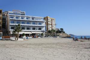 卡拉德费斯特拉特Hotel La Cala Finestrat的海边的酒店