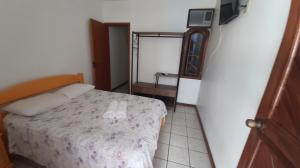 塞拉Pousada do caju的小卧室配有带两双白鞋的床