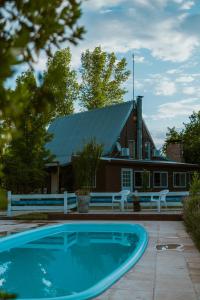 圣拉斐尔Villa Ciruelos的房屋前有游泳池的房子