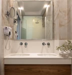 梅塔诺佛希斯4-you Boutique的浴室设有2个水槽和镜子