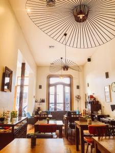 布宜诺斯艾利斯拉德莱赛精品酒店的一间带桌椅和大型天花板的餐厅