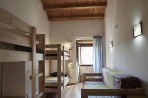 PargaParga Natura Alojamiento的客房设有两张双层床和一扇窗户。