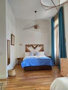 布宜诺斯艾利斯拉德莱赛精品酒店的一间卧室配有一张带蓝色毯子的大床