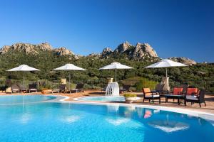 阿尔扎凯纳撒丁岛橄榄园酒店的一个带桌椅和遮阳伞的游泳池