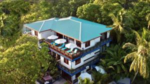 FuvahmulahZero Degree Residence的蓝色屋顶房屋的空中景致