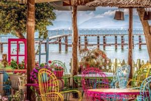 卡沃斯Myrto Guesthouse的一张桌子和椅子,享有码头的景色