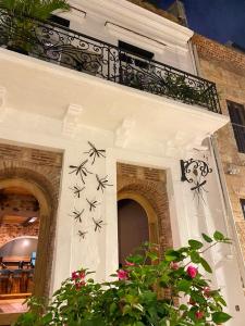 圣多明各Mosquito Boutique Hotel Zona Colonial的一座建筑物,上面有星星的画