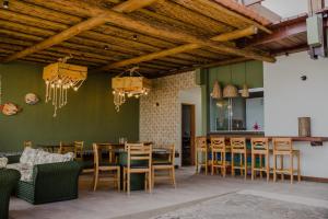 伊列乌斯Pousada Pier do Pontal的一间拥有绿色墙壁和木制天花板的用餐室