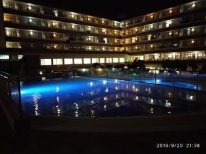 布拉内斯伊思普蓝迪酒店的一座游泳池,在晚上在建筑物前