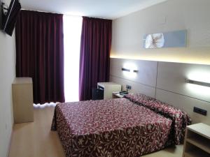 布拉内斯伊思普蓝迪酒店的酒店客房设有床和窗户。
