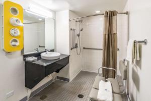 乔利埃特伊利诺伊州乔利埃特六号酒店的一间带水槽和淋浴的浴室