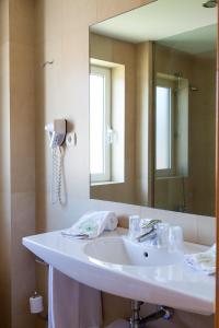 列尔加内斯米耶拉酒店的浴室设有白色水槽和镜子