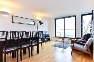 伦敦Shoreditch Vibe Apartments的客厅设有餐桌和椅子