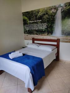 皮雷诺波利斯Pousada Colonial的一张位于瀑布景房的床位