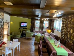 Hotel & Restaurant Edelweiss Alpine Lodge餐厅或其他用餐的地方