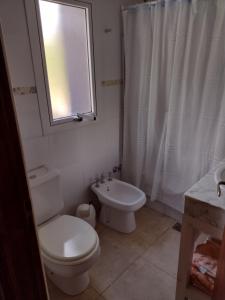 坦迪尔Abril Village的一间带卫生间、水槽和窗户的浴室