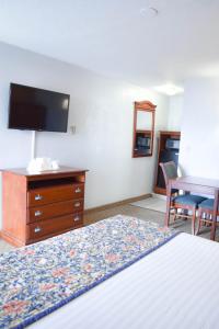 North Attleboro北阿特尔伯勒骑士旅馆的酒店客房配有一张床、梳妆台和书桌