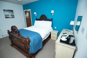绍斯波特乐麦特利酒店的蓝色的客房配有一张蓝色墙壁的床